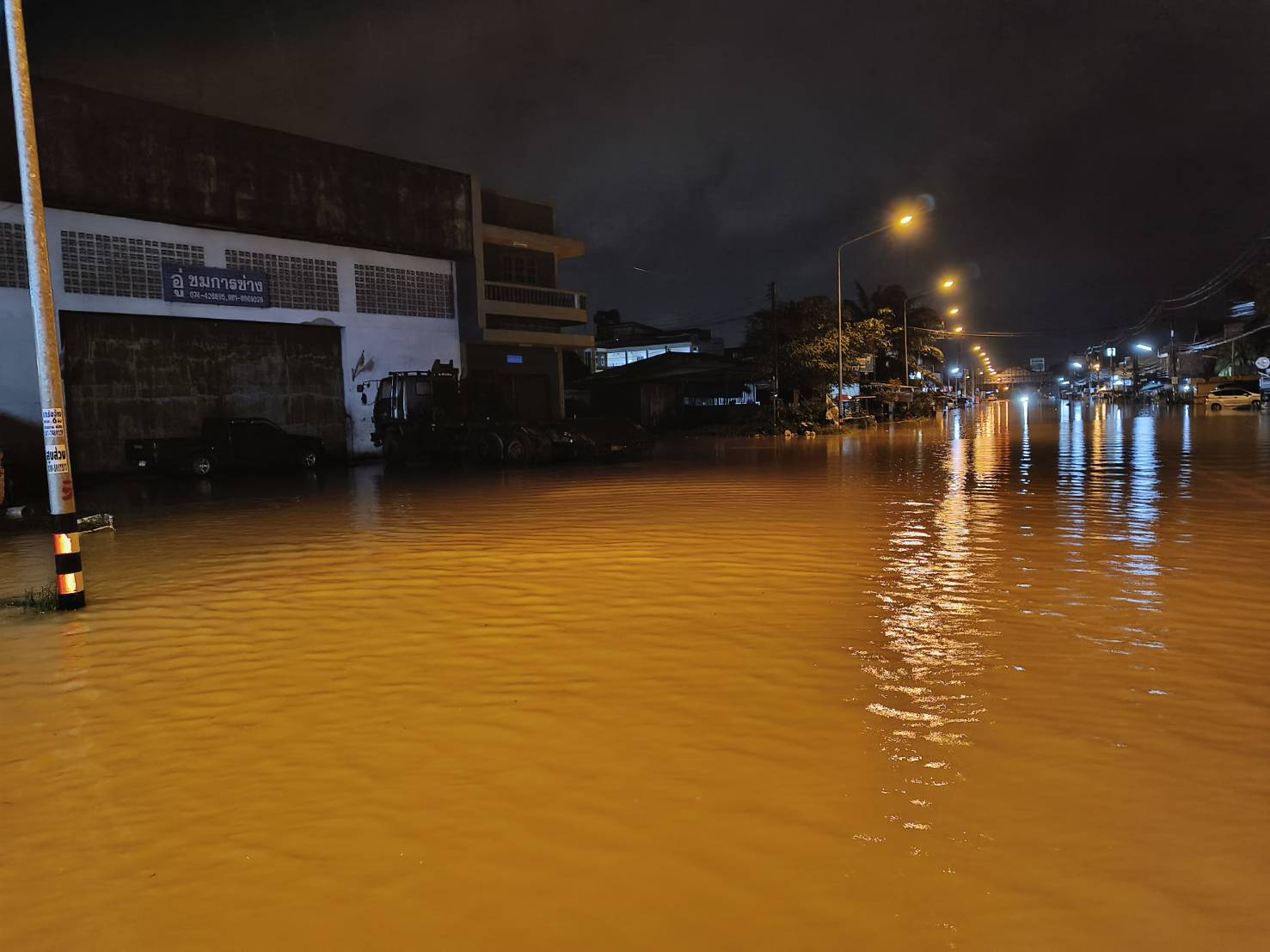 (หาดใหญ่) ถนนอัมพวัน-ซอยใกล้เคียง น้ำท่วมขังสูง รถเล็กงดวิ่ง